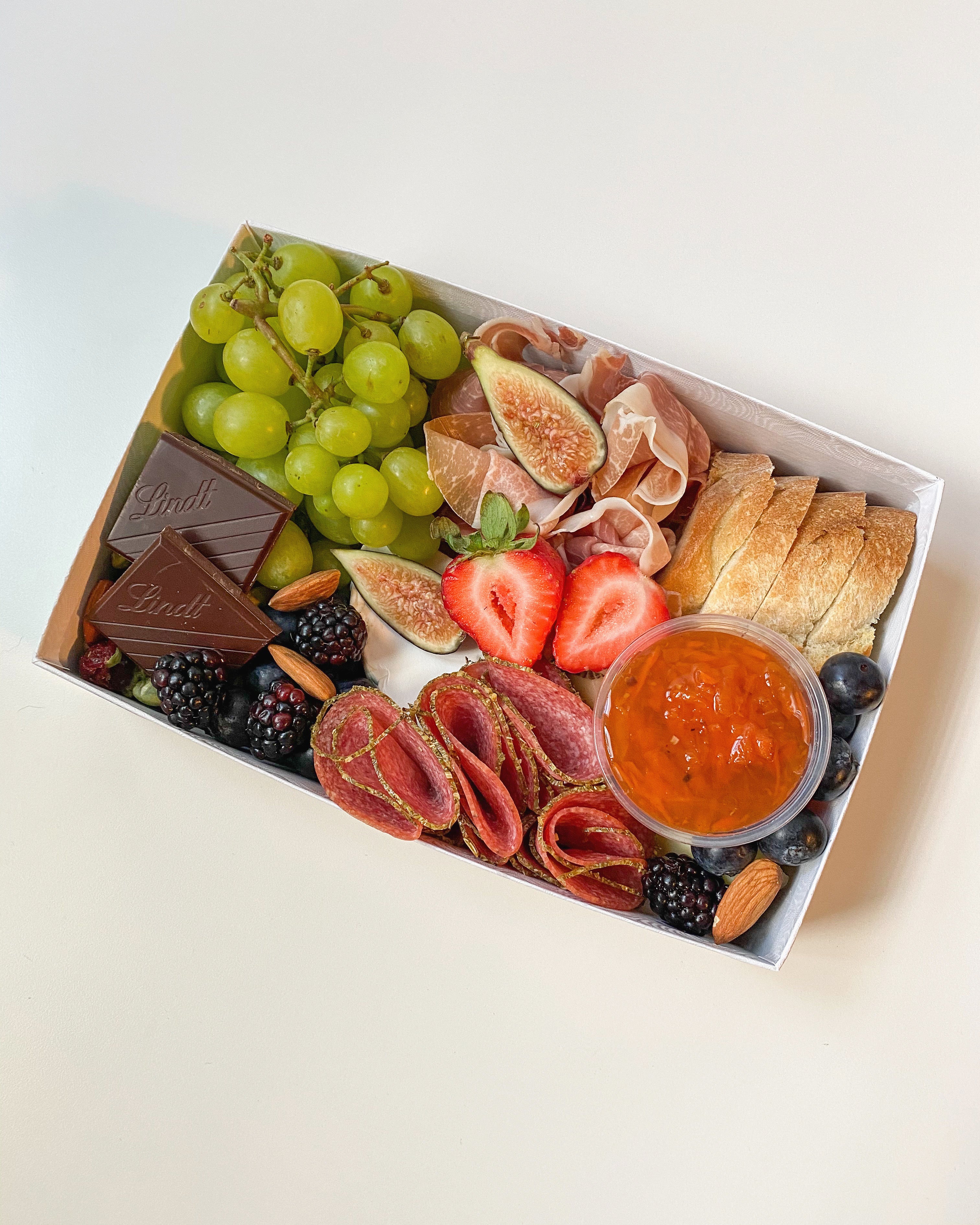 Petite Pair charcuterie box